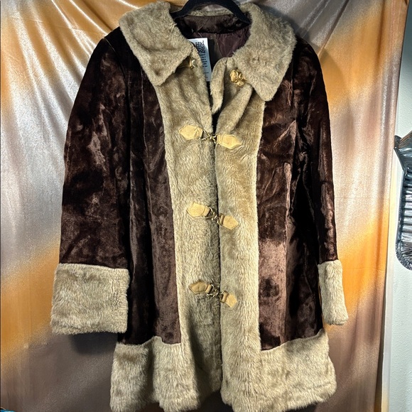 Vintage faux fur 70’s Brown and Tan‎ Faux Fur Coat velvet metal frogs bag b57